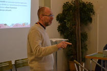 Järjestöpäällikkö Seppo Kinnunen pitämässä PAUn ajankohtaiskatsausta vuosikokouksessa 2018