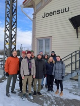 Lahden ja Kanta-Hämeen osastojen väkeä yhteiskuvassa liiton Talvipäivillä Joensuussa maaliskuussa 2024.
