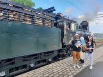 Joni ja Jenni hieman ennen junaan nousua