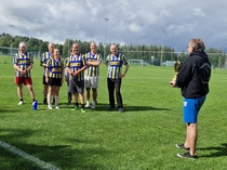 Kanta-Hämeen joukkue ja etualla kiertopalkinto käsissään Marko Tanner