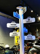 Moottoripyörämuseolta löytyy opasteita moneen suuntaan